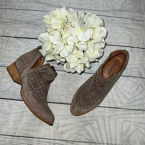 Jeffrey Campbell Taggart Western Cut-Out Ankle Booties Pointed Toe Pull-On Suede - Picture 1 of 8